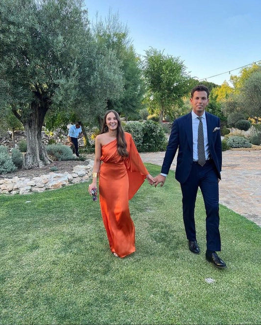 Vestido de noche largo, sexy y formal de un solo hombro en color naranja quemado.