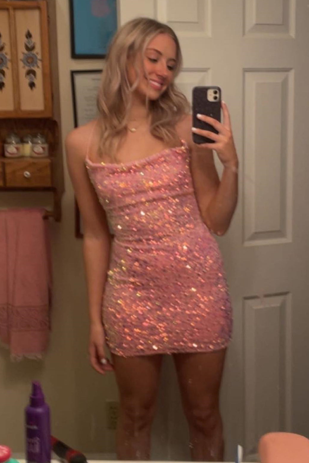Vestido mini de fiesta ajustado con lentejuelas y cuello vuelto en rosa Hoco Dresses