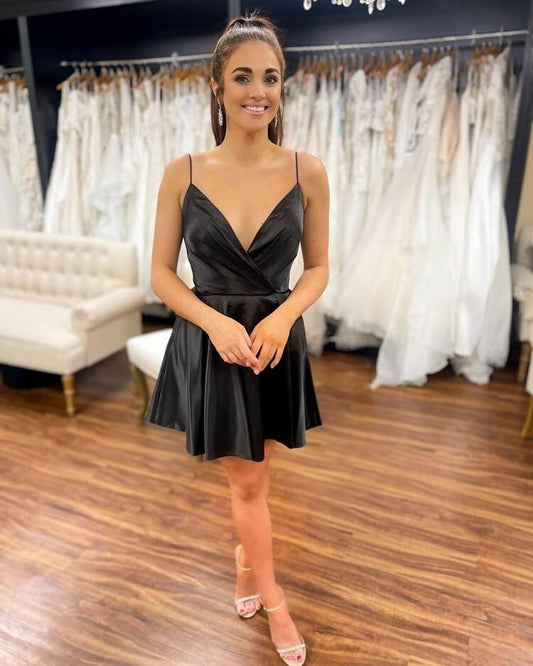Lindo vestido de cóctel corto de satén negro con espalda abierta y semiformal
