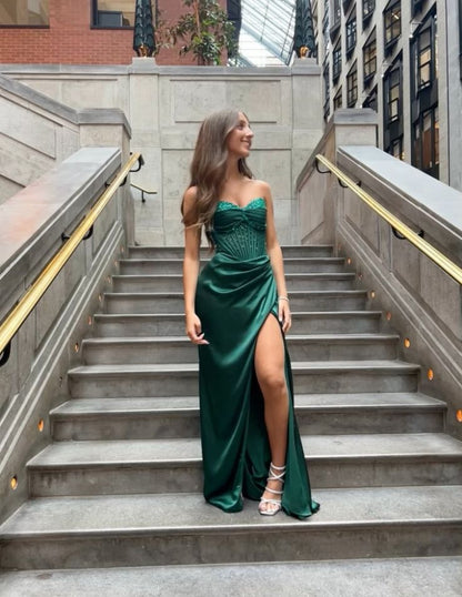 Vestido formal largo sin tirantes verde de satén con abertura