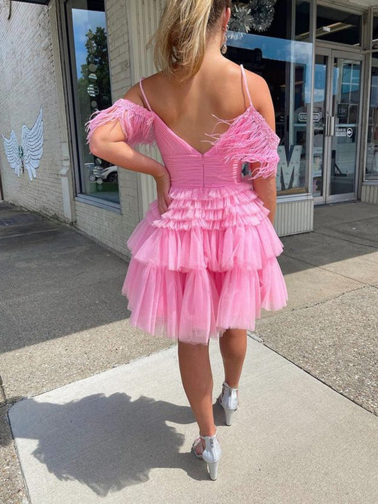 Vestido rosa de fiesta corto con plumas, corte A y capas