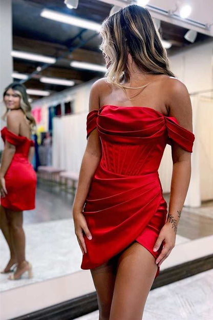 Vestido de cóctel corto fruncido con hombros descubiertos en verde