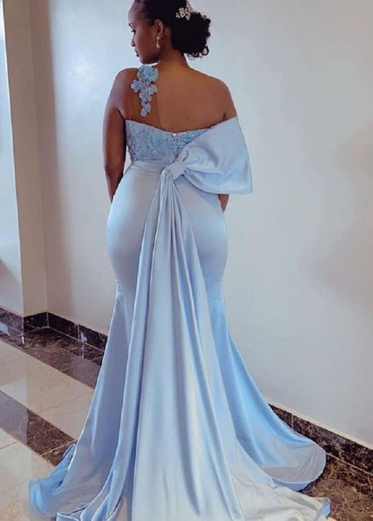 Vestido de dama de honor largo de sirena con un solo hombro en azul bebé, con apliques negros y espalda descubierta.