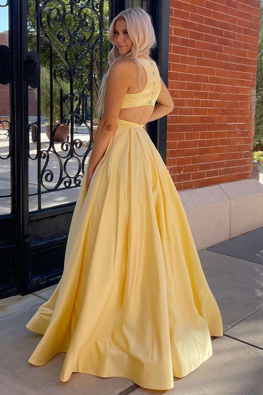 Vestido formal amarillo de corte A con espalda recortada y pedrería para noche