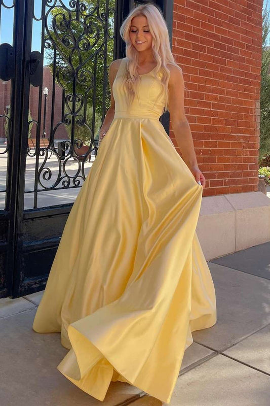 Vestido formal amarillo de corte A con espalda recortada y pedrería para noche