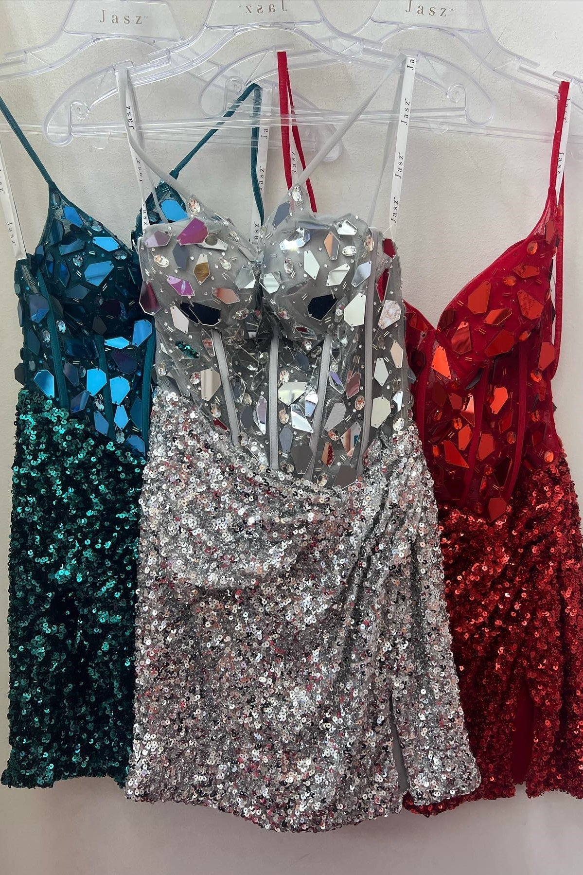 Vestido de cóctel rojo con lentejuelas y escote en V, corte espejo