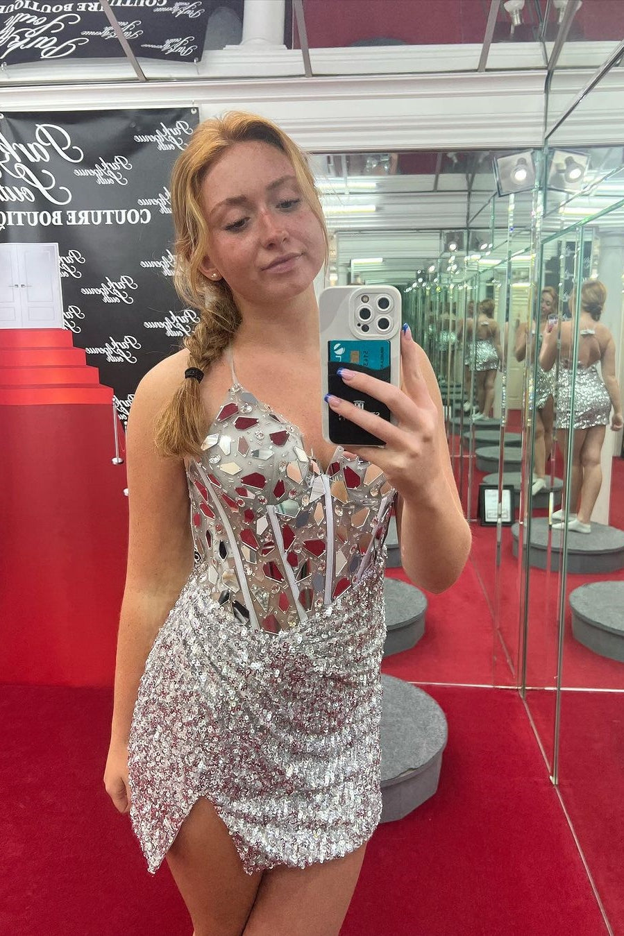 Vestido de cóctel rojo con lentejuelas y escote en V, corte espejo