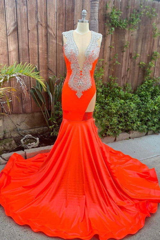 Vestido de gala con cola de sirena y corte rubí con cristales plateados