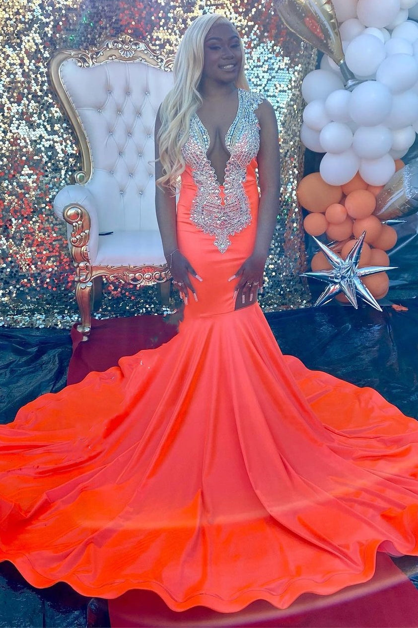 Vestido de gala con cola de sirena y corte rubí con cristales plateados