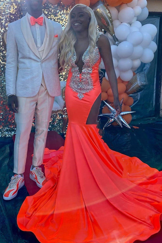 Vestido de gala con cola de sirena y corte rubí con cristales plateados