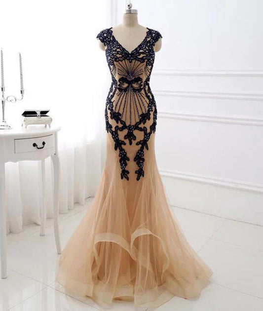 Vestido de fiesta largo estilo sirena con escote en V y apliques de encaje color champán TP49