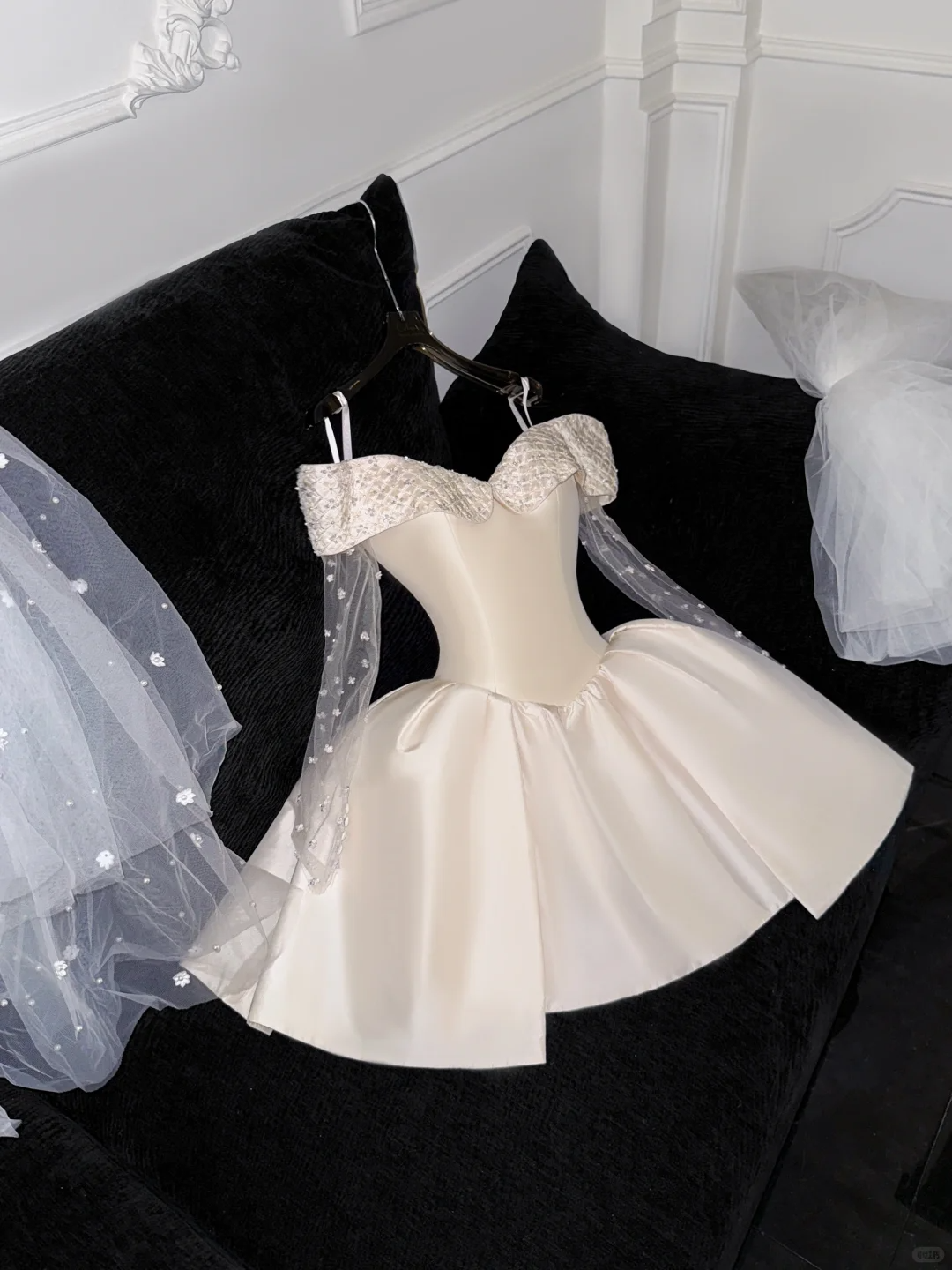 Elegante vestido de fiesta corto de satén color marfil con hombros descubiertos y diseño sencillo, corte A, TP4192