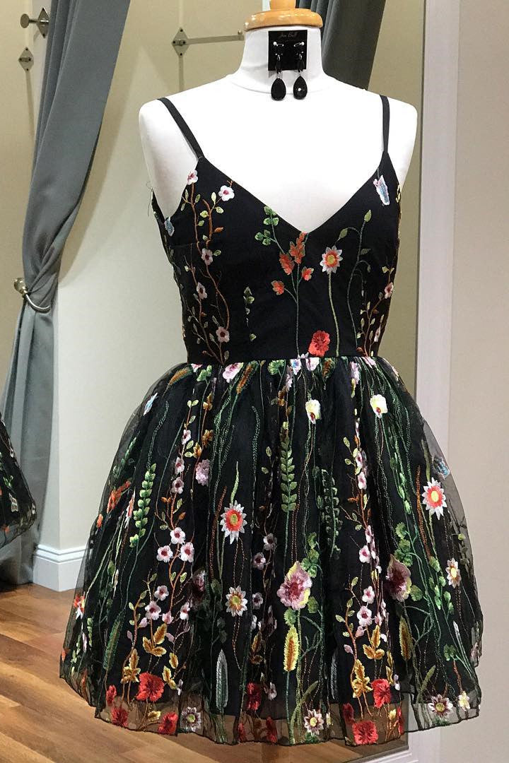 Vestido de fiesta negro con tirantes bordados y flores