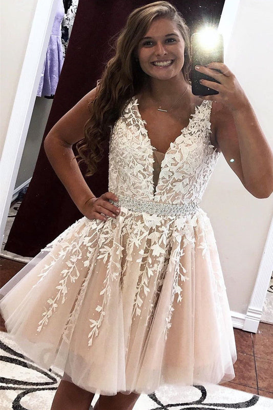 Vestido de fiesta corto de encaje color marfil con escote en V de princesa