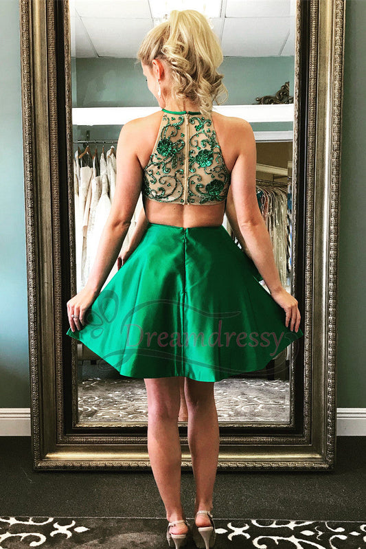 Vestido corto verde de fiesta con corte A y espalda con cuentas
