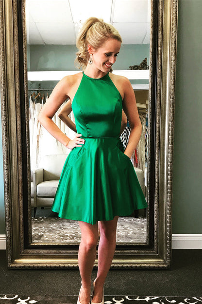 Vestido corto verde de fiesta con corte A y espalda con cuentas