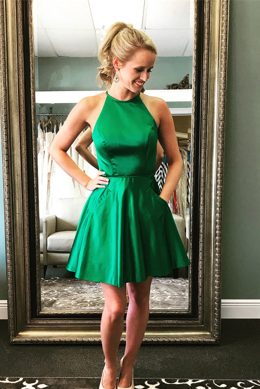 Vestido corto verde de fiesta con corte A y espalda con cuentas