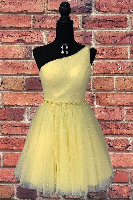 Elegante vestido formal corto amarillo de un solo hombro con cuentas