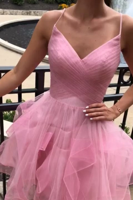 Vestido de fiesta rosa plisado con tirantes y volante