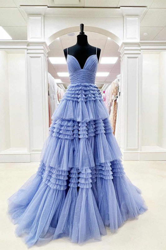 Elegante vestido de fiesta largo de tul azul claro con abertura y volantes.