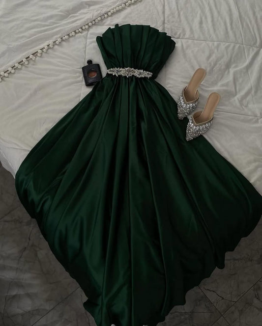 Vestido de noche elegante de satén verde oscuro, corte A, sin mangas y hombros descubiertos, TP2045