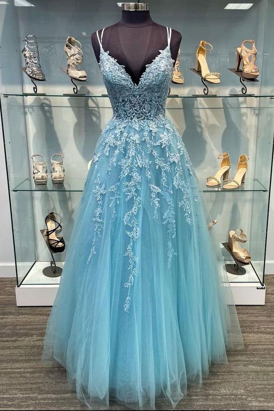 Vestido de fiesta largo de tul con escote en V azul y encaje. Vestido de noche de tul azul con encaje.