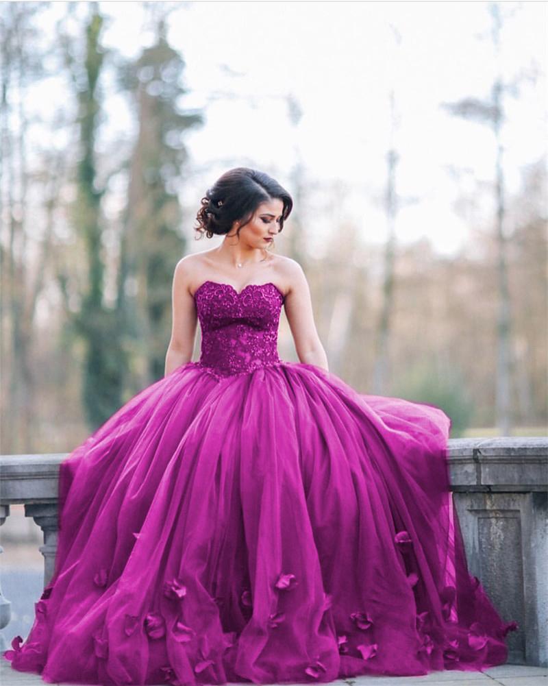 Vestidos de quinceañera elegantes con encaje, cuentas y escote en forma de corazón de tul