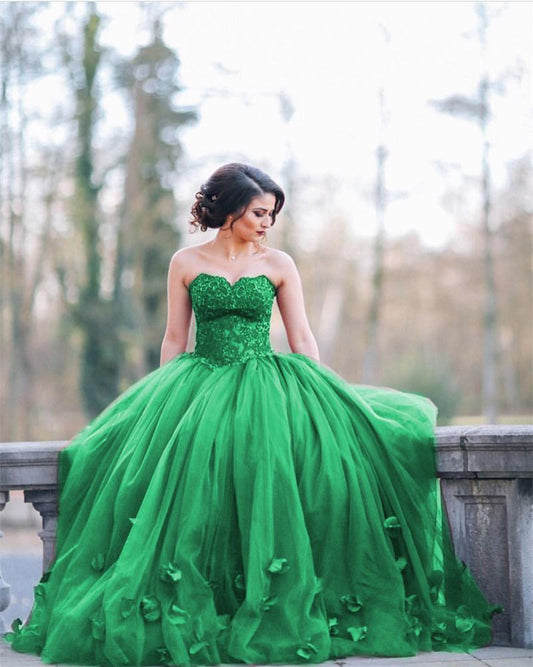 Vestidos de quinceañera elegantes con encaje, cuentas y escote en forma de corazón de tul