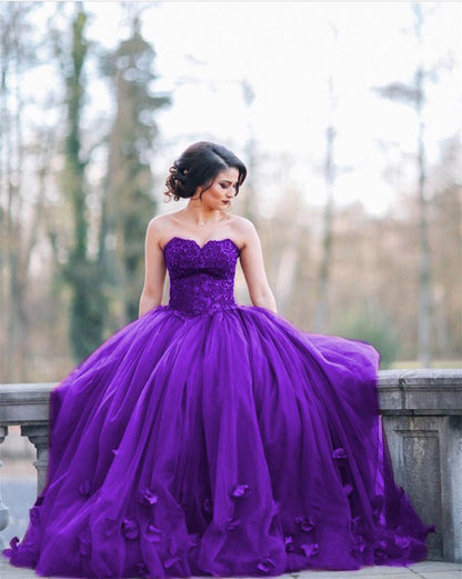 Vestidos de quinceañera elegantes con encaje, cuentas y escote en forma de corazón de tul