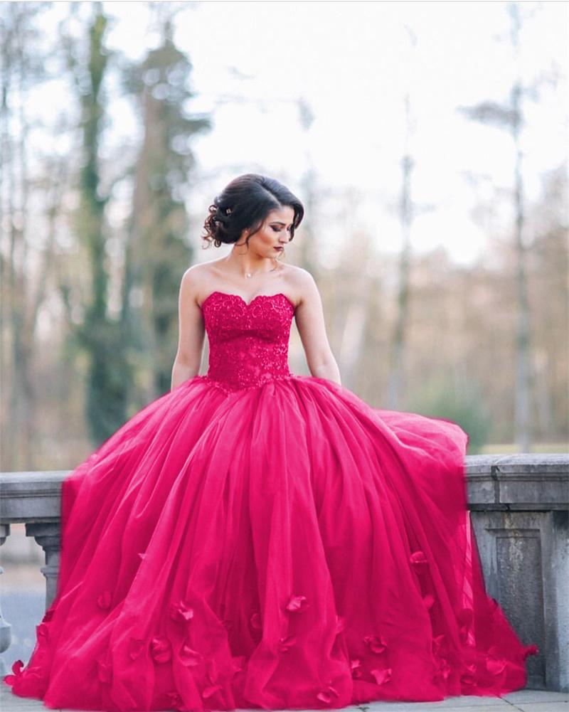 Vestidos de quinceañera elegantes con encaje, cuentas y escote en forma de corazón de tul