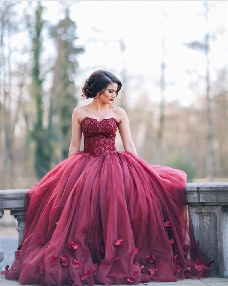 Vestidos de quinceañera elegantes con encaje, cuentas y escote en forma de corazón de tul