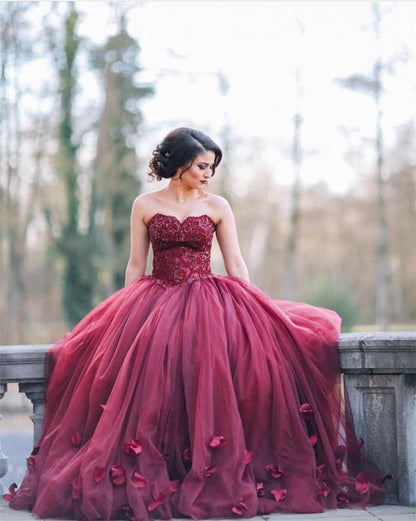 Vestidos de quinceañera elegantes con encaje, cuentas y escote en forma de corazón de tul