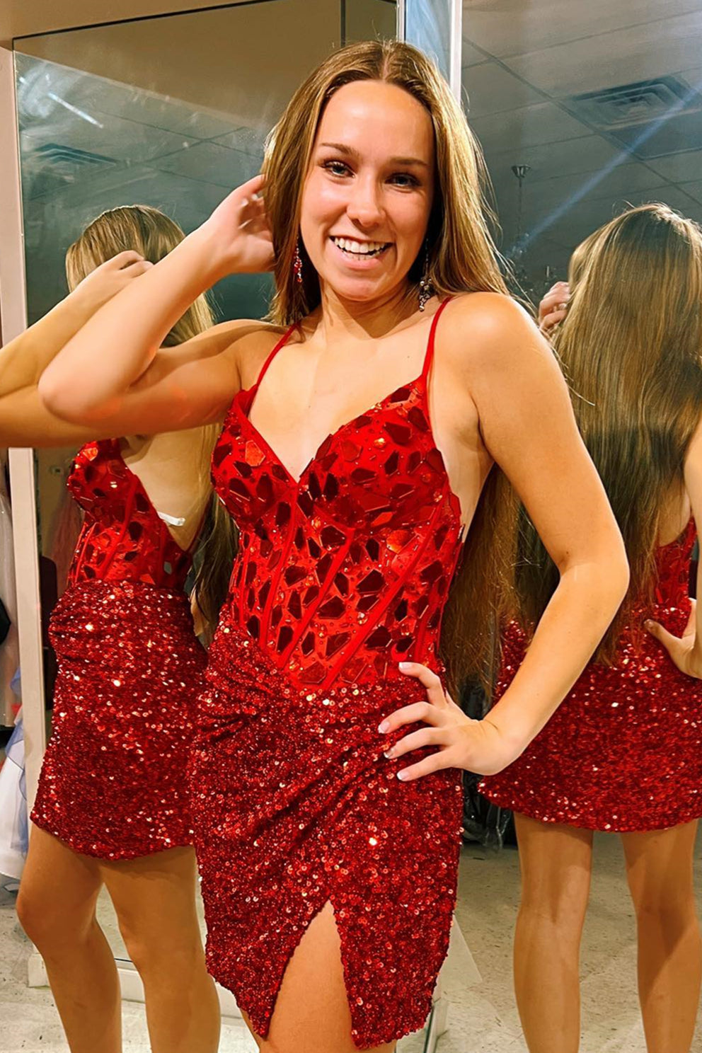 Vestido de cóctel rojo con lentejuelas y escote en V, corte espejo