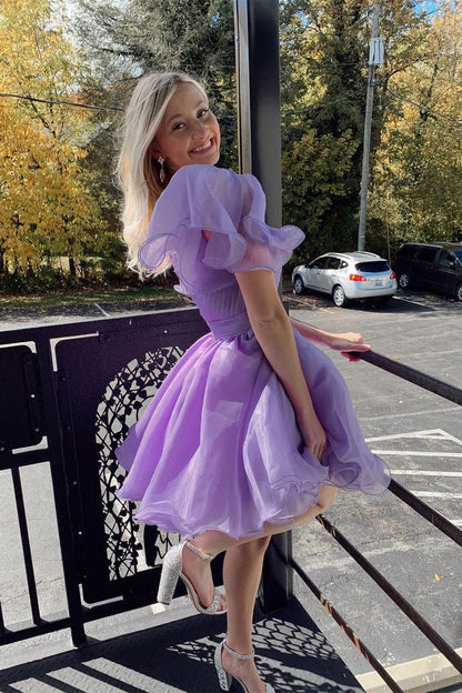 Vestido corto de fiesta de organza con volantes y un hombro blanco