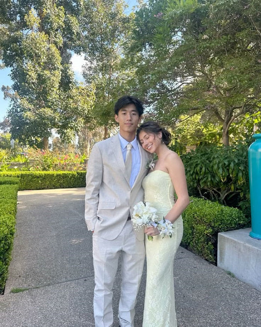 Vestido de sirena de encaje amarillo claro elegante con espalda abierta