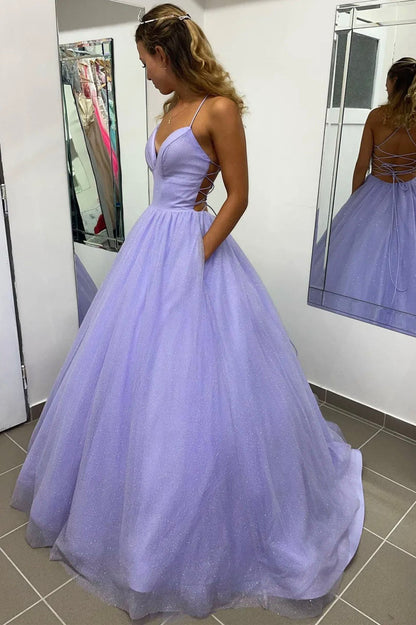 Vestido de fiesta largo de tul color lavanda, corte A, espalda abierta y bolsillos.