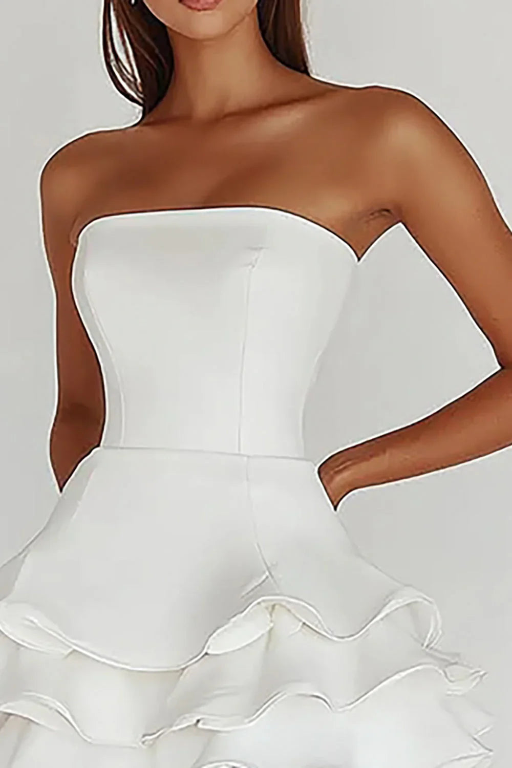 Vestido de fiesta blanco encantador con diseño irregular de volantes, corte A y sin tirantes TP3629