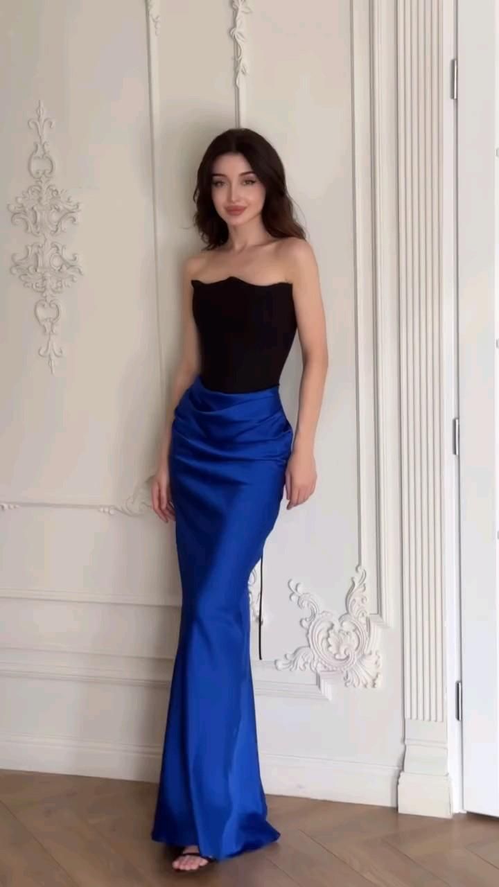 Elegante vestido de fiesta largo de satén sin tirantes, con hombros descubiertos y corte sirena en azul TP1751