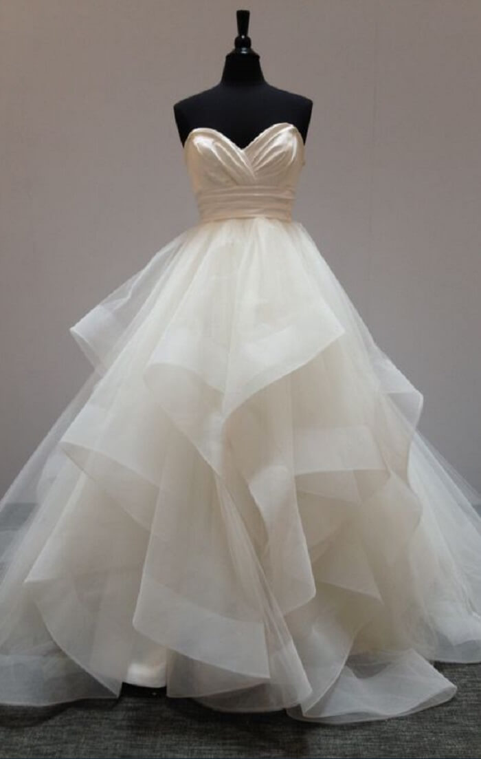 Vestido de novia largo de tul con escote corazón sencillo y espalda de corsé.