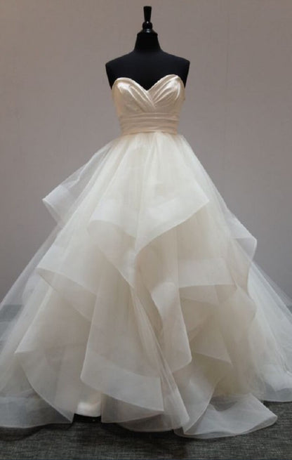 Vestido de novia largo de tul con escote corazón sencillo y espalda de corsé.