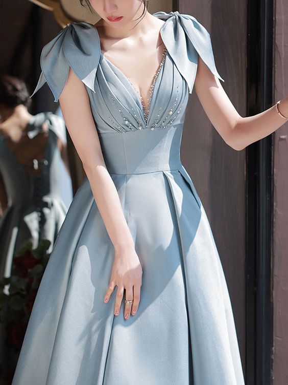 Vestido de fiesta largo de satén con escote en V azul y cuentas, lazo en el hombro