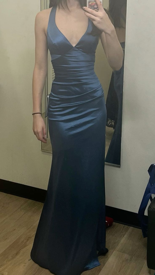 Vestido de fiesta de satén verde con corte sirena y cuello halter.