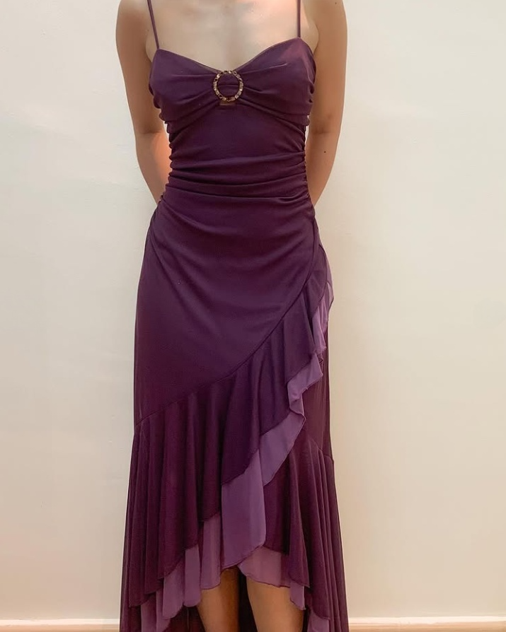 Vestido de fiesta largo morado oscuro con tirantes finos y volantes