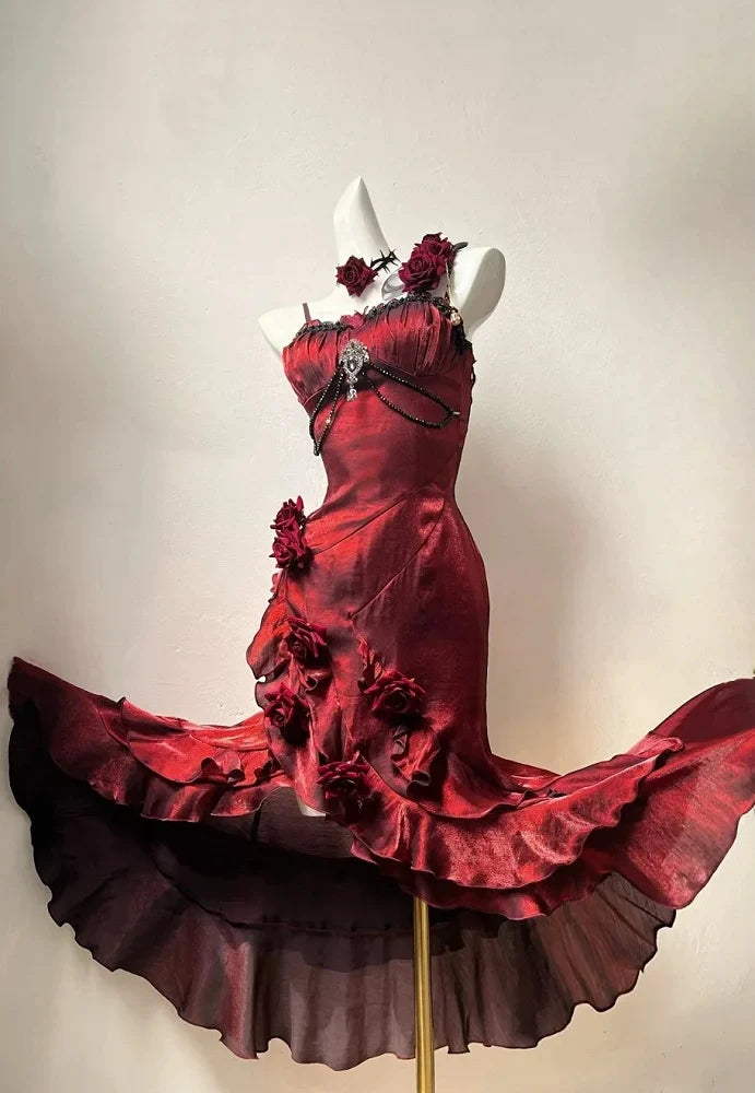 Hermoso vestido de noche de satén color burdeos con tirantes finos, roseta 3D y mangas con volantes desmontables TP2764
