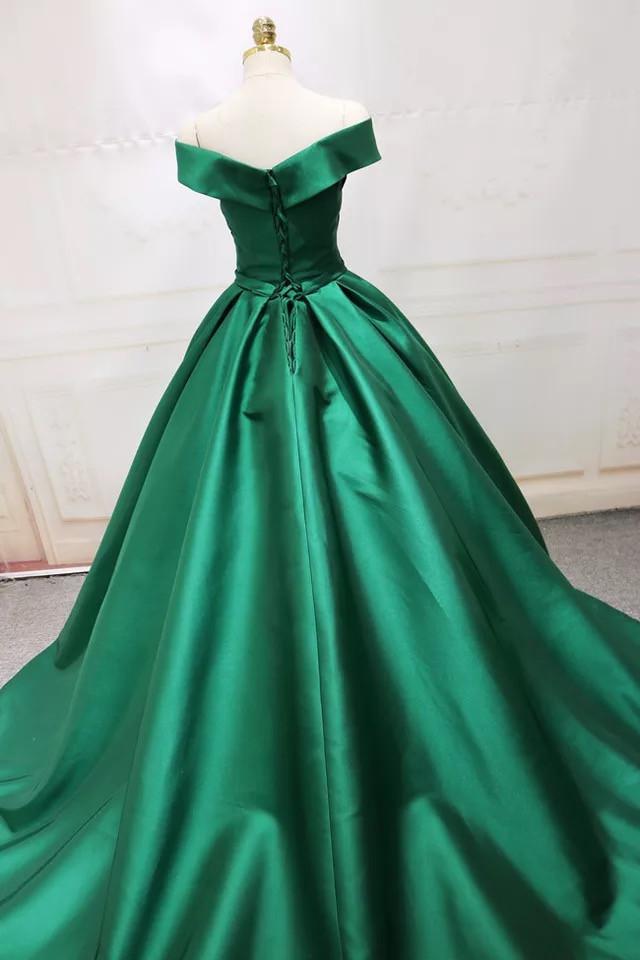 Vestidos de fiesta largos de satén verde con escote en V y hombros descubiertos