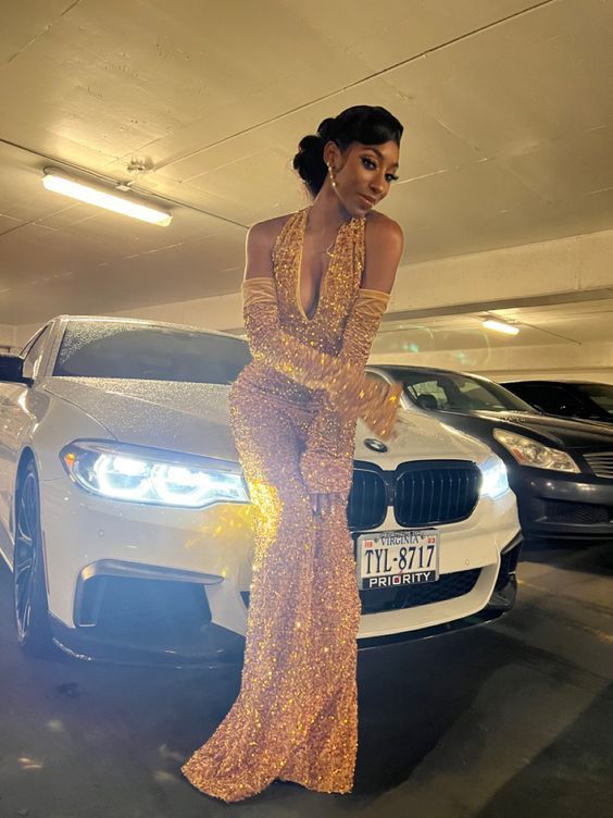Vestido de fiesta de sirena con escote en V profundo, lentejuelas doradas y guantes