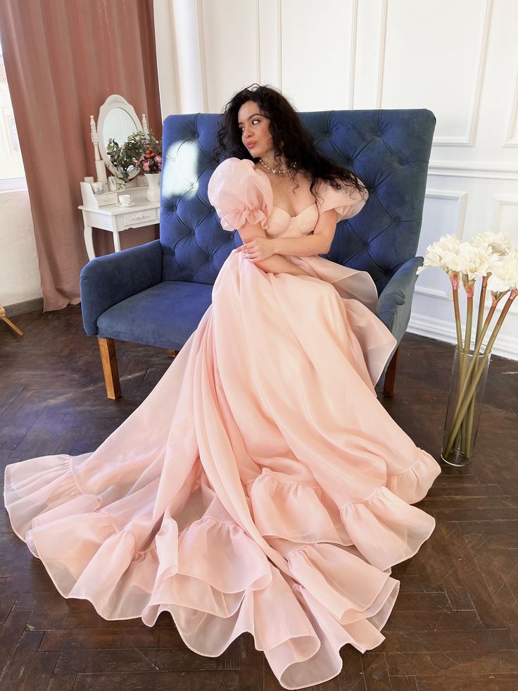 Vestido de fiesta largo de organza rosa con corte en A y mangas abullonadas