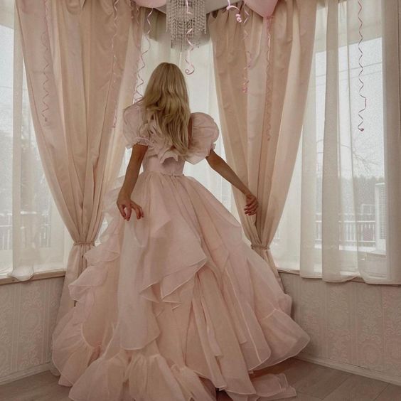 Vestido de fiesta largo de organza rosa con corte en A y mangas abullonadas