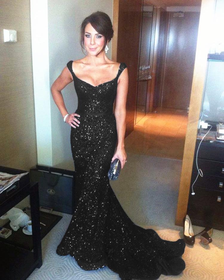 Vestido de fiesta de sirena con escote en V y lentejuelas y cola de corte