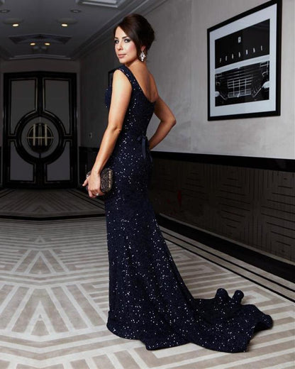 Vestido de fiesta de sirena con escote en V y lentejuelas y cola de corte